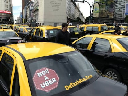 Manifestaci&oacute;n de taxistas contra la plataforma Uber en Buenos Aires (Argentina), el 20 de abril de 2016. 