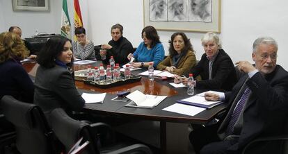 Maeztu (derecha), junto a los vecinos y miembros de la Junta y el Consistorio.