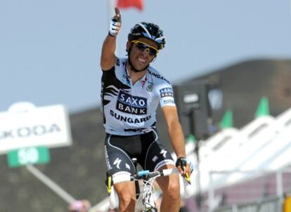 Alberto Contador celebra su victoria en la cima del Etna.