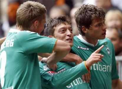 El jugador del Bremen Oezil celebra uno de los tantos ante el Bayern