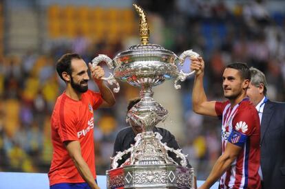 Juanfran y Koke sostiene el trofeo Carranza conquistado ante el Betis.