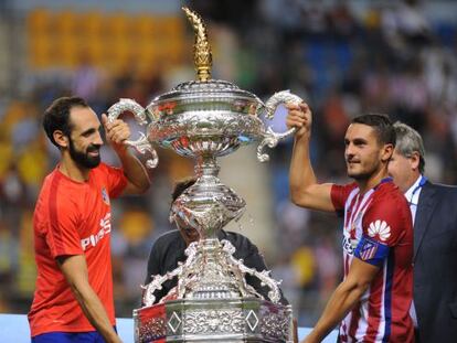 Juanfran y Koke sostiene el trofeo Carranza conquistado ante el Betis.