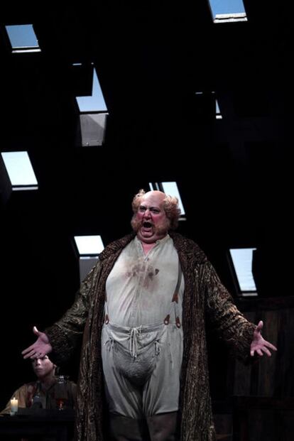 Un momento de Falstaff, la última ópera de Guiuseppe Verdi, que regresó en diciembre de 2010 al Gran Teatro del Liceo 27 años después de representarse en Barcelona, en un montaje dirigido musicalmente por el italiano Fabio Luisi, y escénicamente por el alemán Peter Stein.