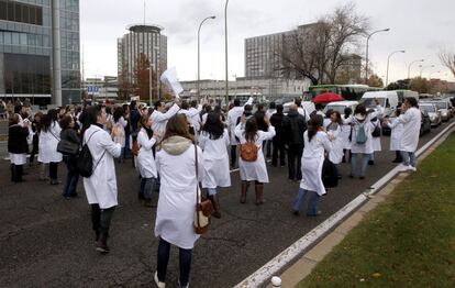 Personal sanitario corta el Paseo de la Castellana a la altura del Hopital La Paz durante el primer día de huelga de la sanidad madrileña.