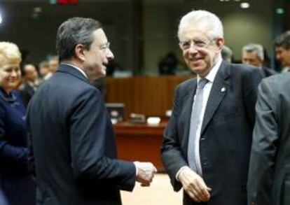 El presidente del Banco Central Europeo, Mario Draghi (i), y el primer ministro italiano, Mario Monti, durante la segunda jornada de la cumbre de jefes de Estado y de Gobierno de la Unión Europea en Bruselas hoy.