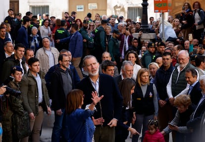 La alcaldesa de Chiva, Amparo Fort (en primer término), conversa con el rey Felipe. Detrás, Carlos Mazón, Ángel Víctor Torres y Pilar Bernabé.