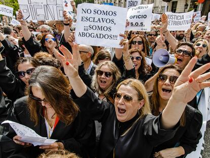 Abogados de oficio con pancartas durante una protesta para reclamar mejoras laborales, frente al Congreso, el 27 de abril de 2023, en Madrid.