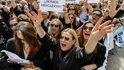 Abogados de oficio con pancartas durante una protesta para reclamar mejoras laborales, frente al Congreso de los Diputados, a 27 de abril de 2023, en Madrid (España)
