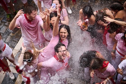 Los rostros de alegría y emoción de los asistentes reflejan el fervor de esta celebración tan esperada.