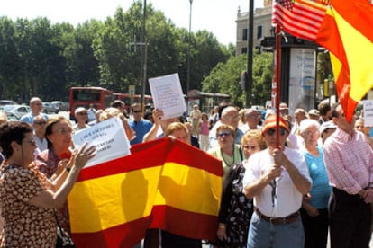 El grupo de exaltados, en el Plaza de Neptuno.