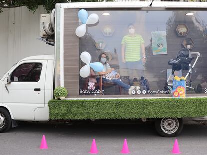 ACOMPAÑA CRÓNICA MÉXICO BEBÉS ***MEX5016. MONTERREY (MÉXICO), 01/08/2020.- Fotografía de los miembros de la familia Gutiérrez Avila que esperan a familiares para presentar a su bebé ante sus amigos en una unidad móvil adaptada a la nueva modalidad debido al COVID-19, este viernes, en la ciudad de Monterrey (México). Separadas por el acrílico de una cabina desinfectada y climatizada en la parte trasera de una camioneta, familias como la Gutiérrez Ávila cumplen su deseo de conocer a un nuevo integrante en medio de la pandemia de COVID-19. EFE/ María Julia Castañeda