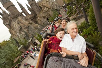 Michael Douglas disfruta de las vacaciones de fin de año junto a sus hijos pequeños y su mujer, Catherine Zeta Jones, en Epcot Center, a finales de noviembre de 2010