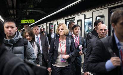 Anden de la L3 en Plaza Espana colapsado por la afluencia de congresistas que salen del metro.