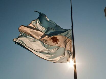 La bandera argentina, a media asta, en la plaza de la República.