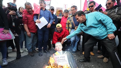 Organizaciones sociales protestan contra la eliminación al subsidio quemando una figura del presidente, el 12 de junio en Quito.