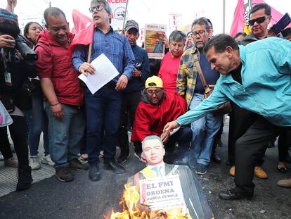 Organizaciones sociales protestan contra la eliminación al subsidio quemando una figura del presidente, el 12 de junio en Quito.