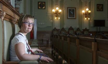 Bachiller en su asiento en la sala de plenos.