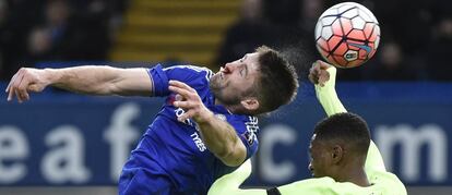 Cahill y Adarabioyo disputan un balón aéreo.