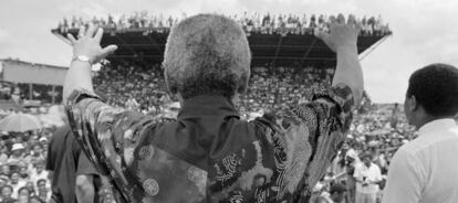 Mandela saluda a la multitud en un estadio cerca de Potchefstroom, en 1994.