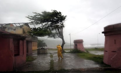 Un home observa el mar a la ciutat de Baracoa, a Guantánamo (Cuba).