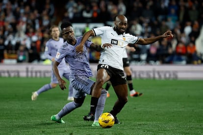 Vinicius y Foulquier durante el partido de este sábado en Mestalla.