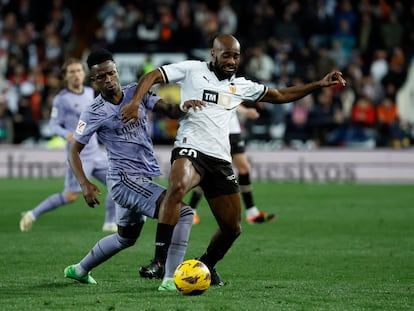 Vinicius y Foulquier durante el partido de este sábado en Mestalla.