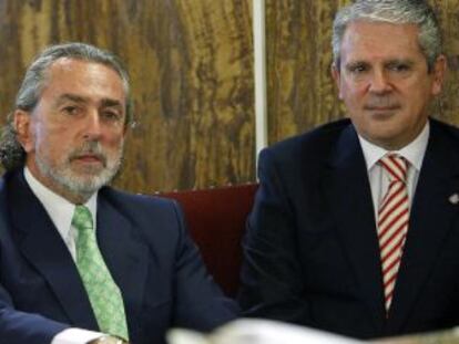 Francisco Correa, en el centro, en el banquillo del alto tribunal de Valencia. A la derecha, Crespo.