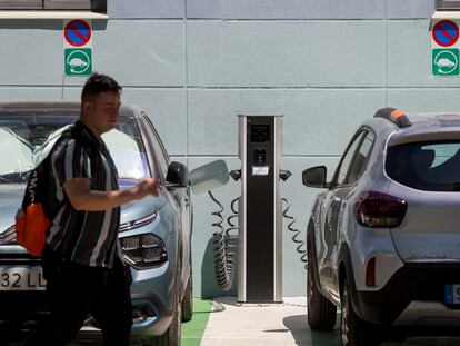 Dos coches eléctricos en un punto de carga en Sevilla