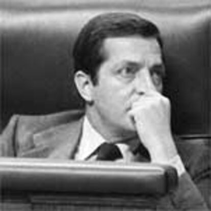 Adolfo Suárez, en su escaño del banco azul, durante los últimos instantes del debate de la moción de censura socialista, en el que apenas participó