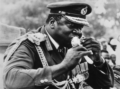 El dictador Idi Amin come una pieza de pollo en Koboko, Uganda, mientras asiste a un desfile.