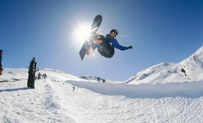 A snowboarder on the Baqueira slopes.