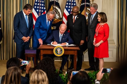 El presidente de los Estados Unidos, Joe Biden, firma la Ley de Reducción de la Inflación, en el Comedor Estatal de la Casa Blanca el pasado agosto.