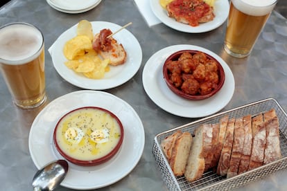 Cazuela de atascaburras, albóndigas caseras, coreano, salchichas en salsa y cervezas artersanas manchegas en la terraza de la Bodega Salvaje.