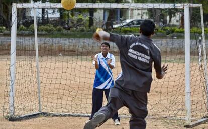 Kulayamma Manthri trata de parar un balón que le lanza un compañero durante una de las clases de balonmano. Cada atleta elige al menos dos deportes en los que quiere probar suerte.