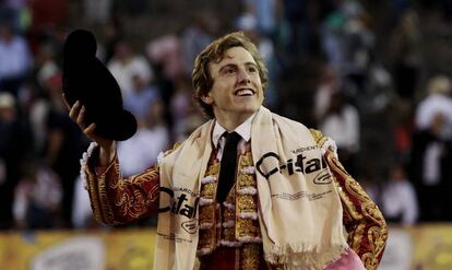 Román, joven torero valenciano, en su reciente triunfo en Manizales (Colombia).