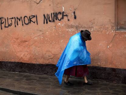 Una mujer pasa por delante de un grafitti en Ayacucho en contra de la candidata electoral Keiko Fujimori, hija del expresidente Alberto Fujimori, en septiembre de 2019.