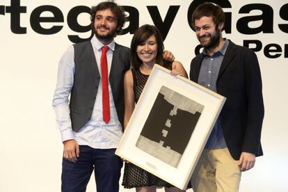 Alejandra Sánchez Izunza, Pablo Ferri Tórtola y José Luis Pardo, premiados en la categoría de periodismo impreso por su serie de reportajes sobre el narcotráfico publicada en la revista dominical de 'El Universal'.