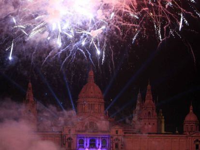 Espect&aacute;culo pirot&eacute;cnico ante el MNAC durante las celebraciones de la boda de los Mittal en Barcelona.