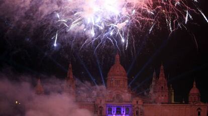 Espectáculo pirotécnico ante el MNAC durante las celebraciones de la boda de los Mittal en Barcelona.