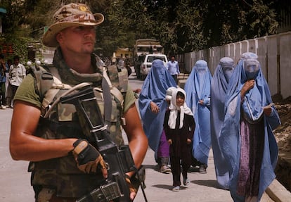 Un soldado español, junto a un grupo de mujeres afganas en Kabul en julio de 2004.