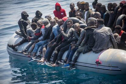 La patrullera italiana les rescató tras más de dos días en el mar. Zarparon de Tánger (Marruecos), según uno de los migrantes, e iban rumbo a cabo Trafalgar.