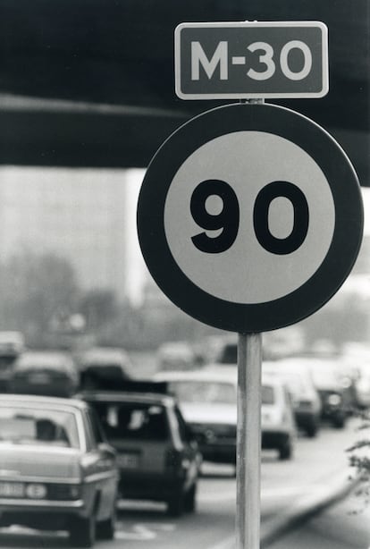 Una señal marca el límite de velocidad (90 kilómetros por hora) en la M-30 de Madrid, en junio de 1992.