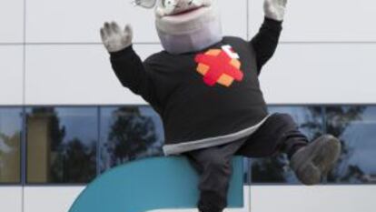El Xabarín usando el logo de TVG como escalera
