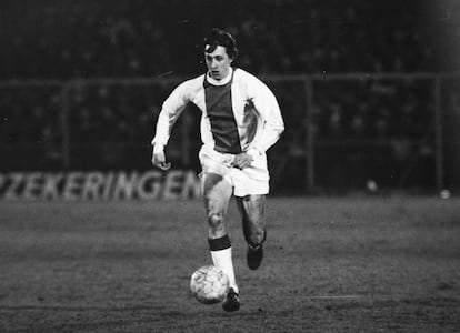 Johan Cruyff com a camisa do Ajax, em 1969.