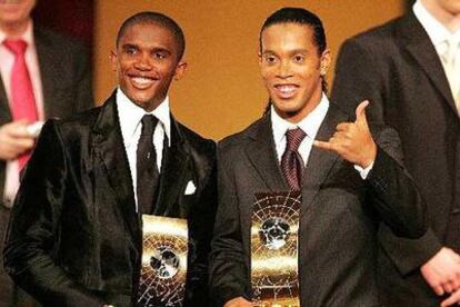 Los jugadores del Barça, Eto&#39;o y Ronaldinho posan con los trofeos del FIFA World Player