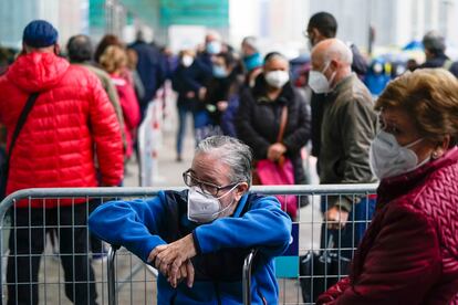 Personas hacen cola para ser vacunadas en el Wizink Center en Madrid, el pasado 10 de abril.