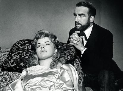 En Freud, pasión por un sueño (John Huston, 1962), Monty Clift interpretaba a un Freud que trataba a una paciente (Susannah York) que, como nosotros, existiendo la cerveza, se negaba a beber agua.