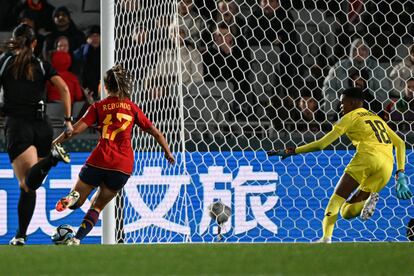 Alba Redondo marca el tercer gol de la selección española. 