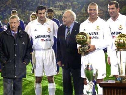 Kopa, Figo, Di Stefano, Ronaldo y Zidane, poco antes del inicio del partido que el Real Madrid ha disputado contra la Seleccion de la FIFA con motivo del centenario del club.