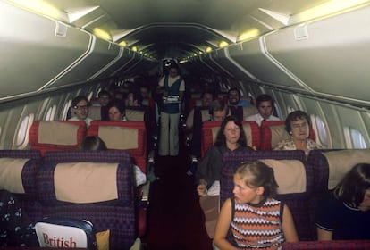 El interior del Concorde, como muestra esta imagen de uno de sus primeros vuelos comerciales, era todo lo contrario a lo que uno puede esperar de un avión de lujo.